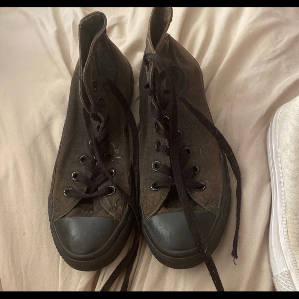 Black converse shoes